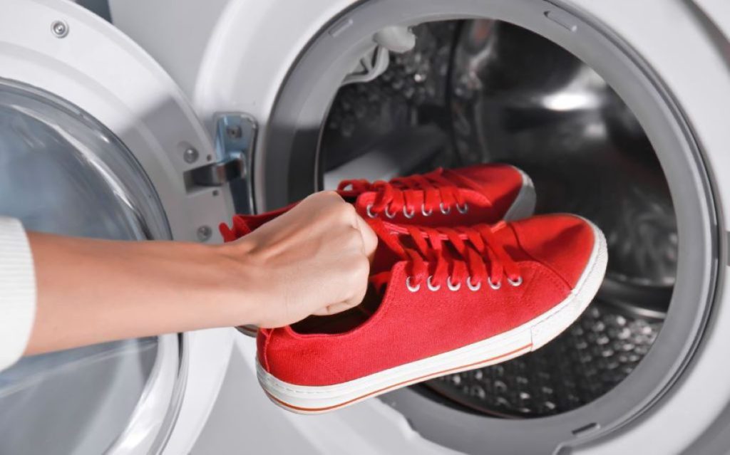 Cum trebuie să dezinfectăm corect încălțămintea, la intrarea în casă. Sfaturi importante de la specialiști