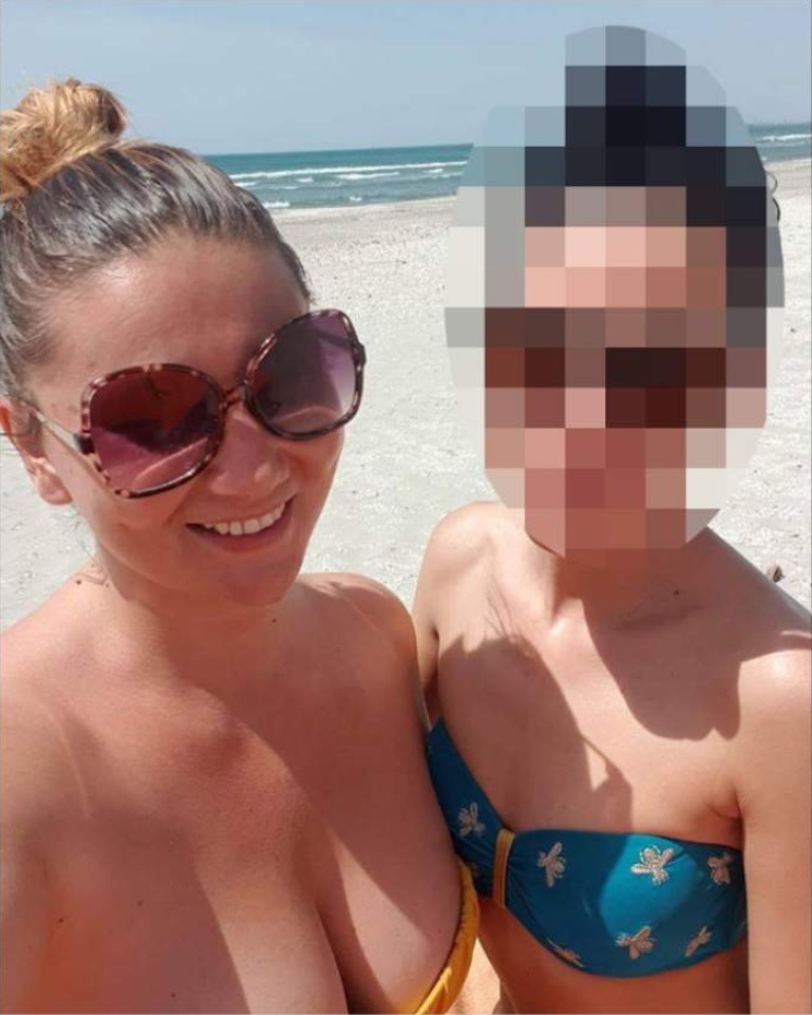 Polițistă din Constanta, anchetată după ce s-a fotografiat pe o plajă din Mamaia în plină pandemie