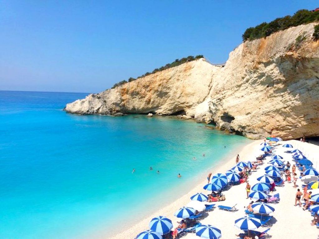 Program strict la piscina, șezlonguri la distanta și fără all-inclusive. Așa va arăta concediul din Grecia în acest an