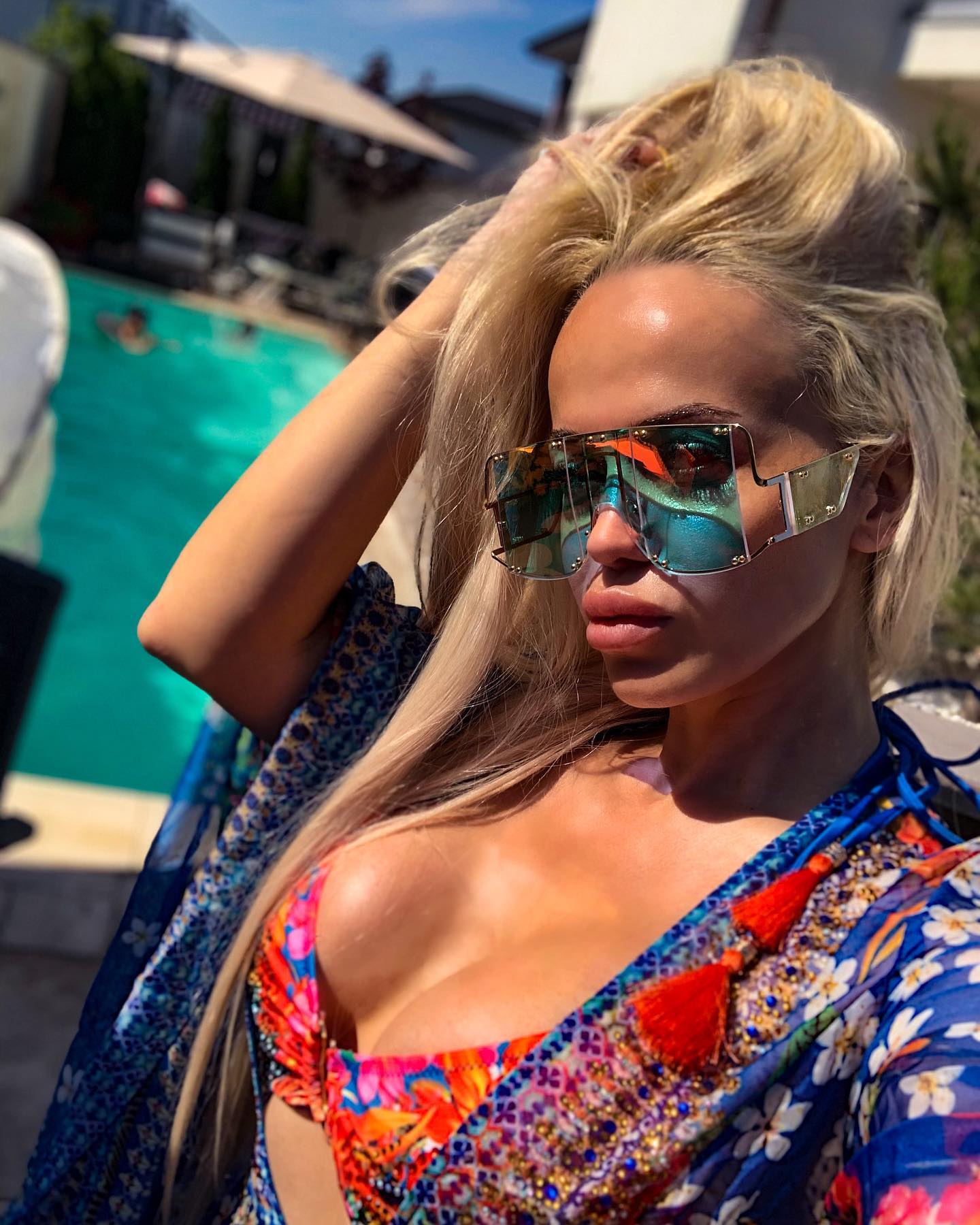 Anda Adam s-a fotografiat într-un costum de baie minuscul, la piscină. Imaginea cu care a aprins imaginația fanilor!