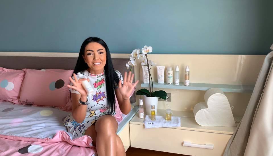 Cine este, de fapt, Ioana Marinescu, femeia care a marketat printre vedetele ca Dorian Popa, Gina Pistol sau Andreea Mantea un produs medical care s-a dovedit dăunător