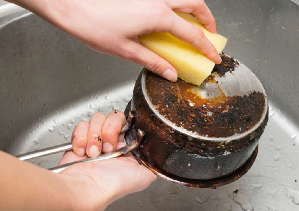 Cum îți salvezi vasele arse sau murdare cu bicarbonat de sodiu. Minunile pe care le face produsul