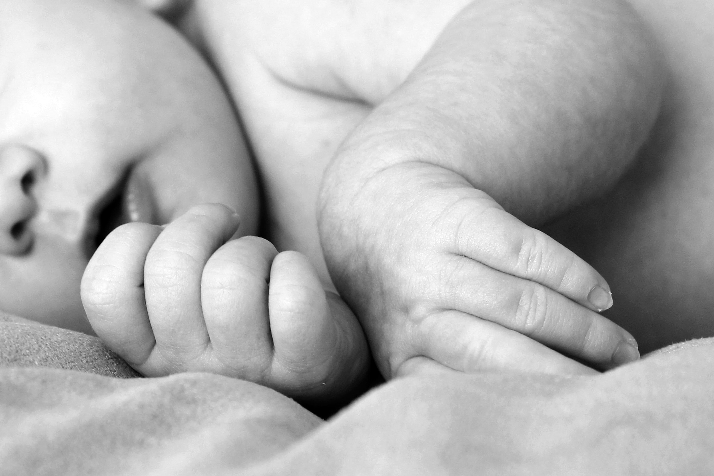 Bebelușul s-a născut acasă, cu ajutorul fratelui mai mare Sursă foto - Pexels