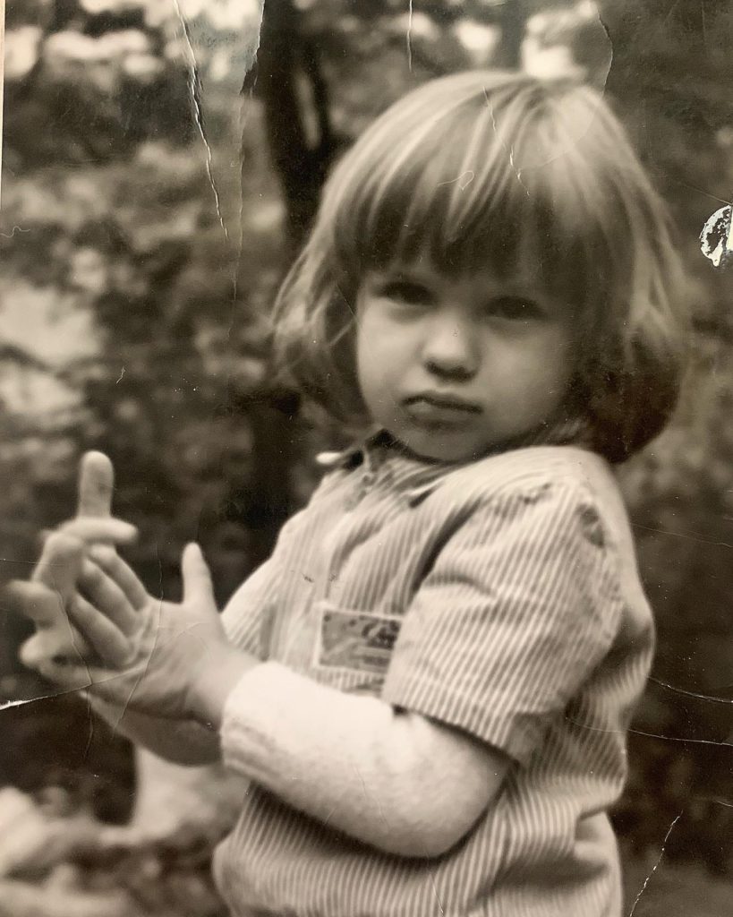 O recunoști? Simpatica fetiță a devenit una dintre cele mai iubite vedete din România. Foto