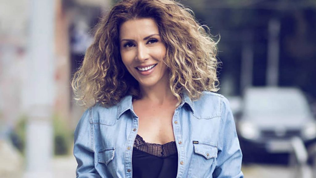 Carmen Brumă, pe tocuri și în lenjerie intimă, în ploaie. Fotografia care a aprins imaginația fanilor