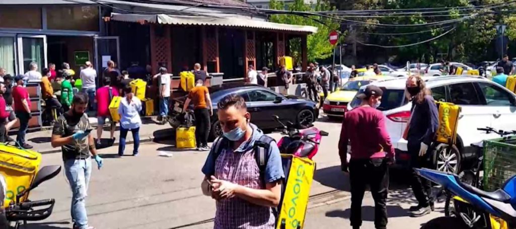 ”Pandemicii”. Imaginile zilei: cozi dirijate de poliție la mititei în București. Restaurantele ”Cocoșatu” și ”Gil”, luate cu asalt