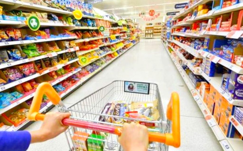 Viral! Ce a putut face o tânără când a aflat că nu poate intra în magazin fără mască