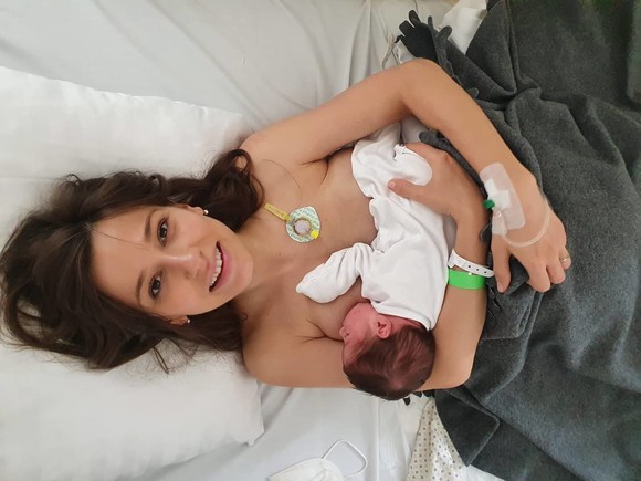Cum o cheamă pe fetița Danei Rogoz, care s-a născut miercuri. Prima poză cu micuța