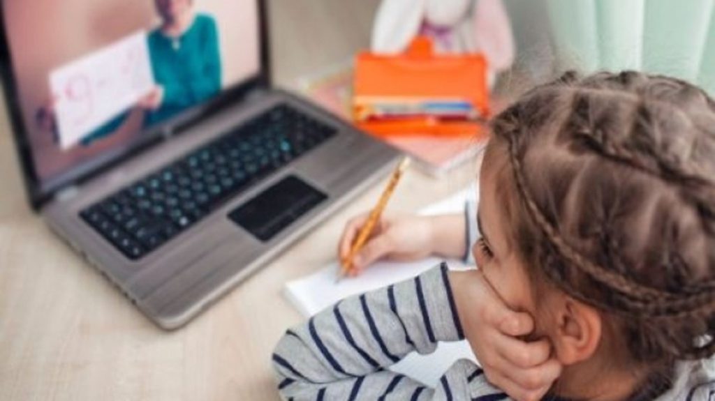 O elevă l-a rugat pe primar să-i cumpere un telefon pentru cursurile online. Fetița i-a promis că-l va plăti din alocație