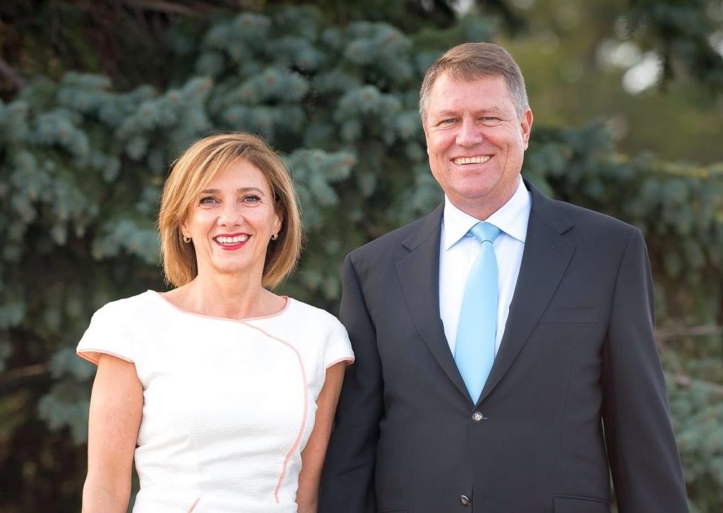 Unde s-au cunoscut Klaus Iohannis și soția sa, Carmen. ”Prima oară mi-a plăcut o fată în clasa a patra”
