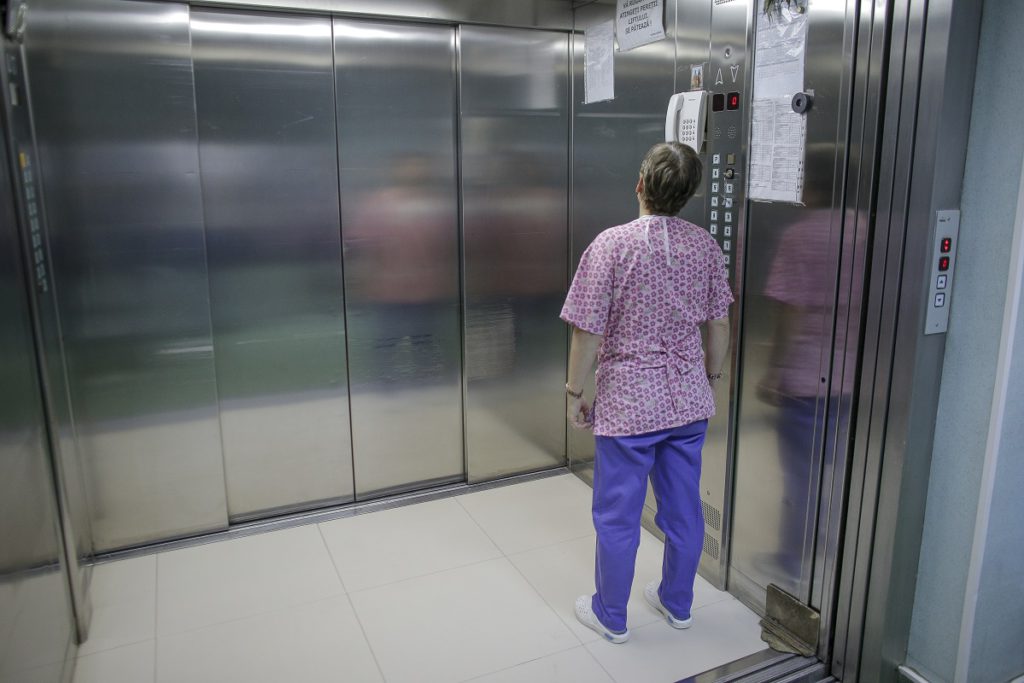 Cât câștigă un liftier la un spital județean, în România. Lista impresionantă a salariilor