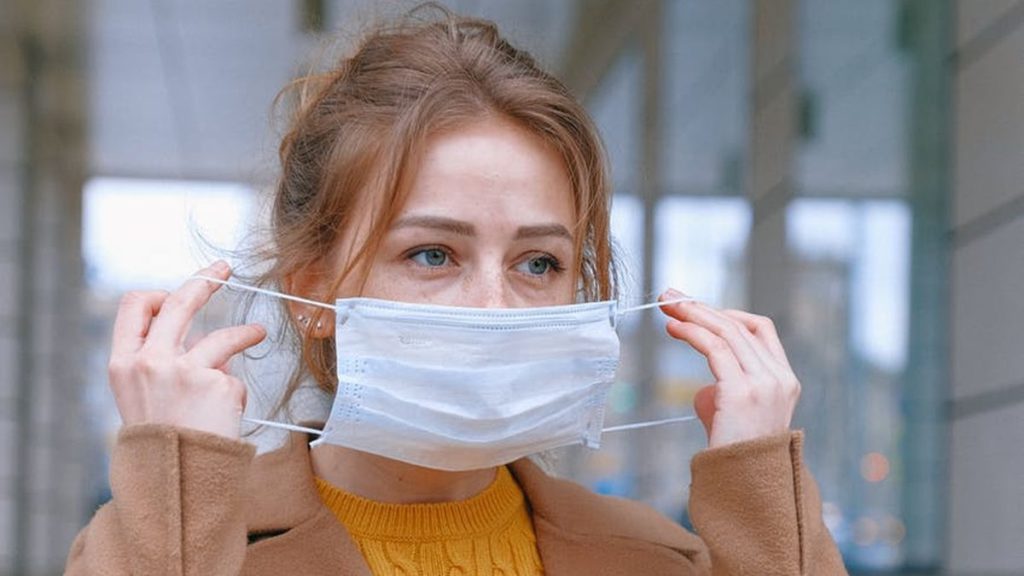 Ce trebuie să faci, de fapt, cu partea metalică a măștii de protecție. Explicația lui Raed Arafat