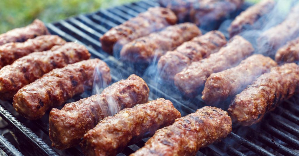 Cum au apărut mititeii în România. Cine le-a dat numele de mici