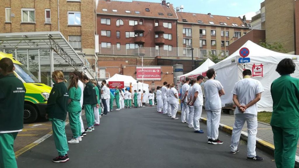 I-au întors spatele premierului! Protest inedit medicilor din Belgia
