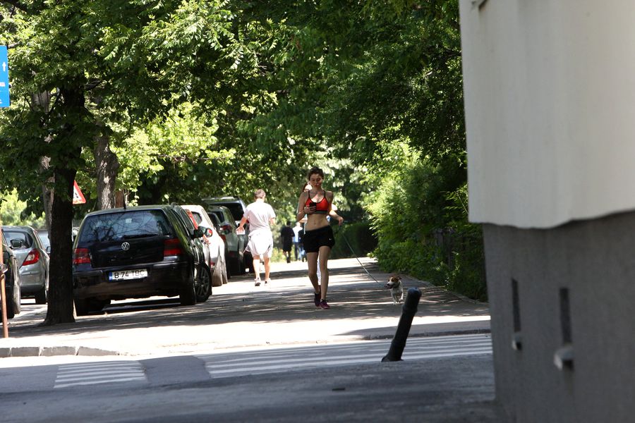 fiica lui meme stoica, teodora, surprinsa pe strada
