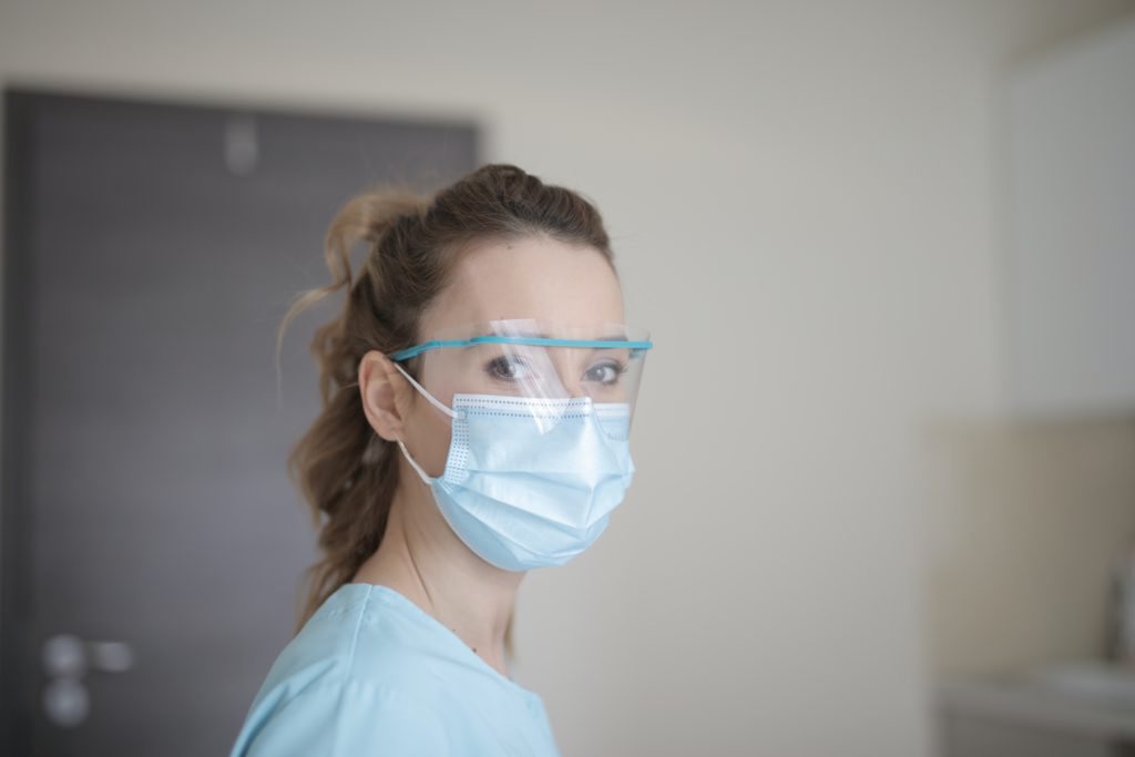 O asistentă medicală s-a ales cu arsuri pe față din cauza măștii: „Nu faceți această greșeală. Mi-a distrus fața”