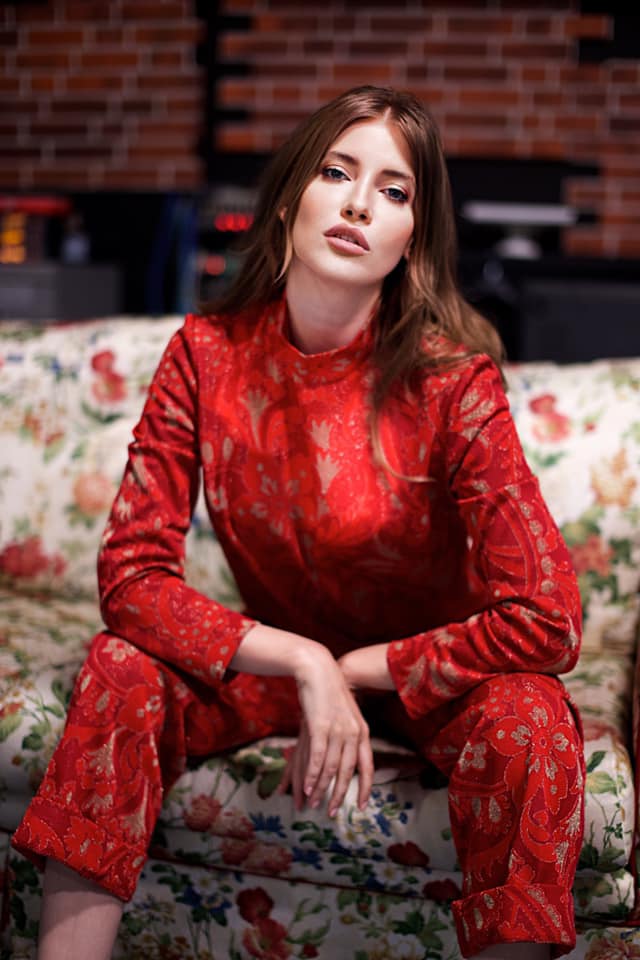 Iulia Albu a lăsat deoparte vestimentația excentrică Foto - @ralucamalnasi