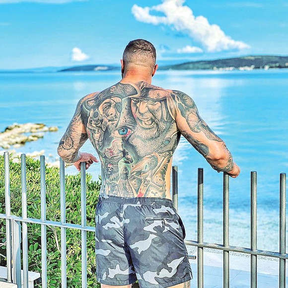 Alex Bodi și-a completat colecția de tatuaje