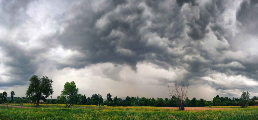 Meteorologii anunță ploi și descărcări electrice. Când scăpăm de vremea rea. Informații noi de la ANM pentru luna iunie 2020