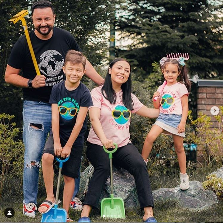 Cum se distrează Andra, acasă, cu familia sa. Rar o văd fanii pe artistă în această ipostază