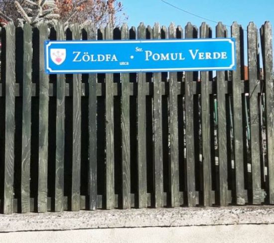 Exemplu de placă cu denumire de stradă din Miercurea Ciuc.