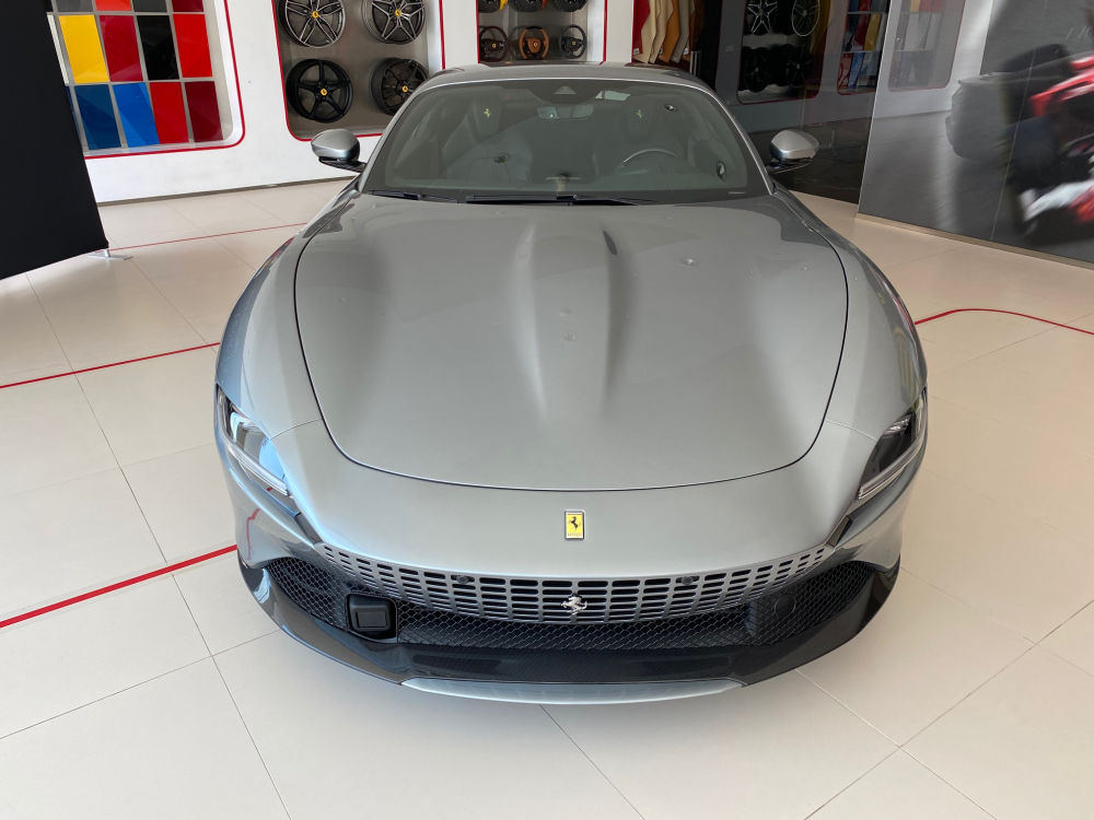 Câți bani costă cel mai accesibil Ferrari care se poate cumpăra în România. Ai 7 ani de mentenanță inclusă