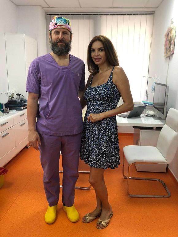 Alături de medicul său estetician