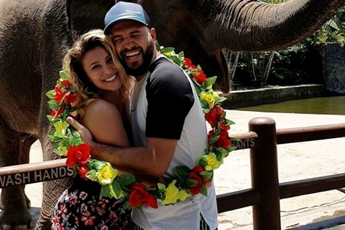 Lora ș soțul său, blocați în Bali