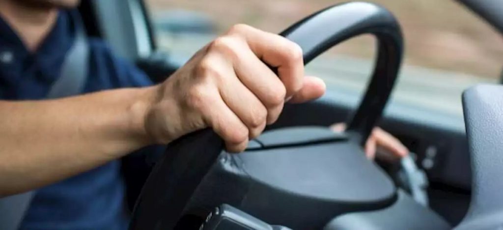 Cum l-au jefuit menajera și șoferul pe un milionar din România. L-au furat timp de trei ani