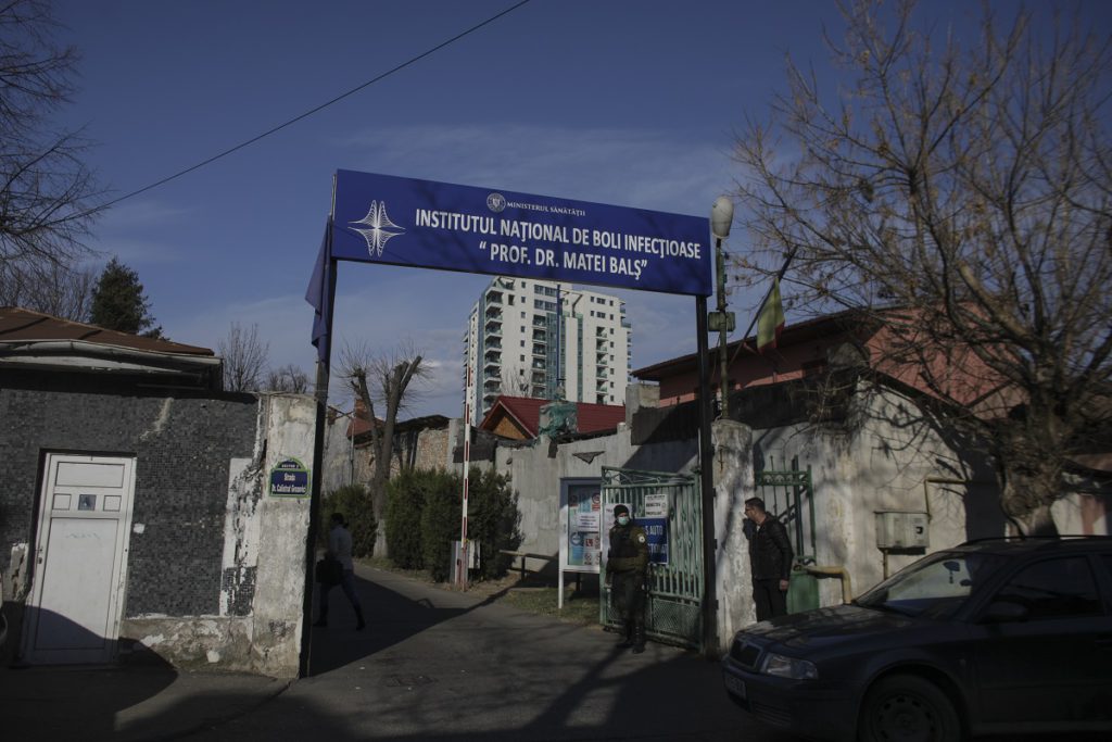 Imaginea care reflectă adevărata realitate de la „Matei Balș”. Coadă de ambulanțe care aduc bolnavi. Medic: „Mai aveți îndoieli?”