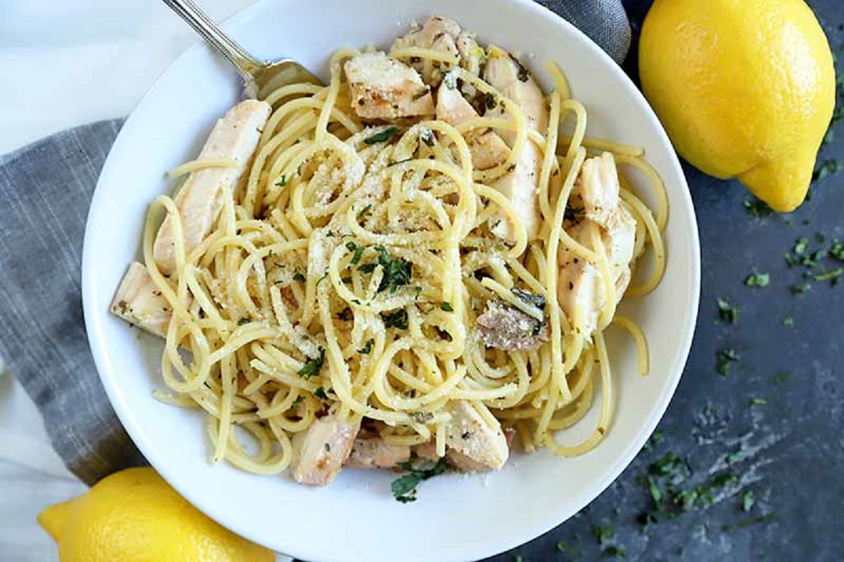 Reteță de salată cu noodles și piept de pui. Iată de ce ai nevoie pentru un preparat ideal de vară