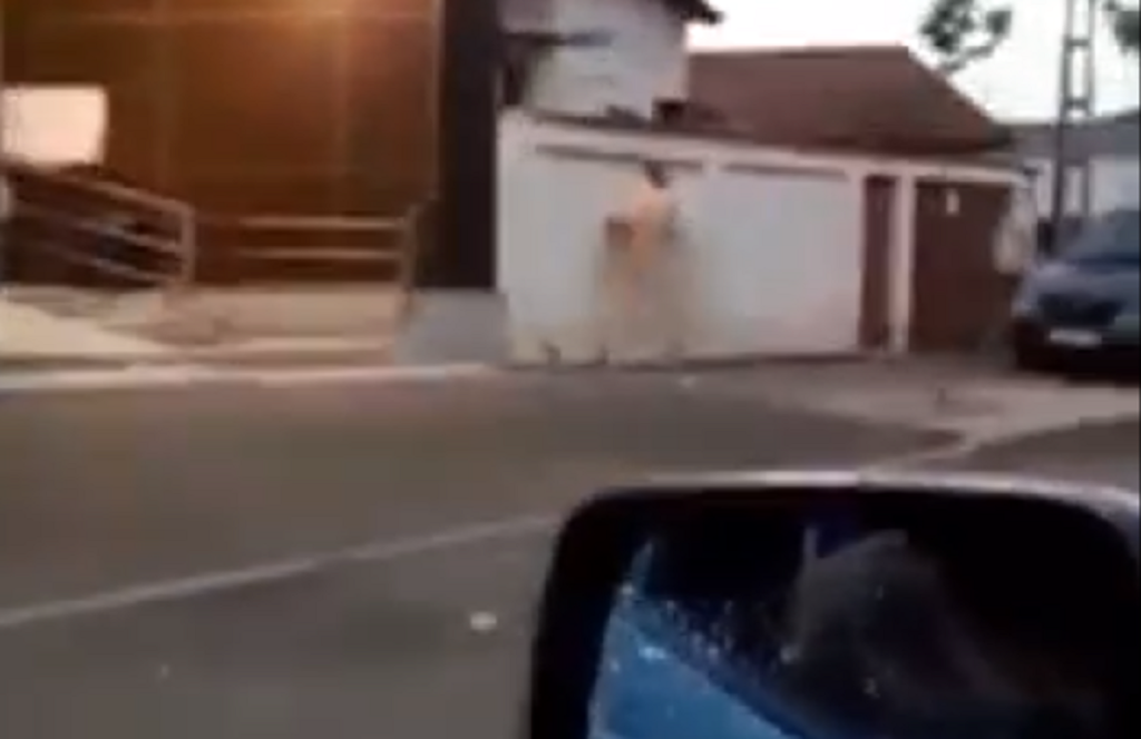 Un soț înșelat l-a alergat pe amantul soției, dezbrăcat, prin toată Craiova. Unde s-a refugiat ”Don Juan-ul”. Scena a fost filmată