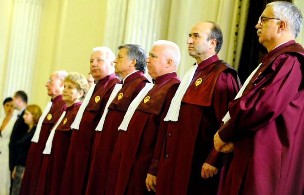 Ce pensii au judecătorii Curții Constituționale. Prin ce artificiu au ajuns banii la CCR