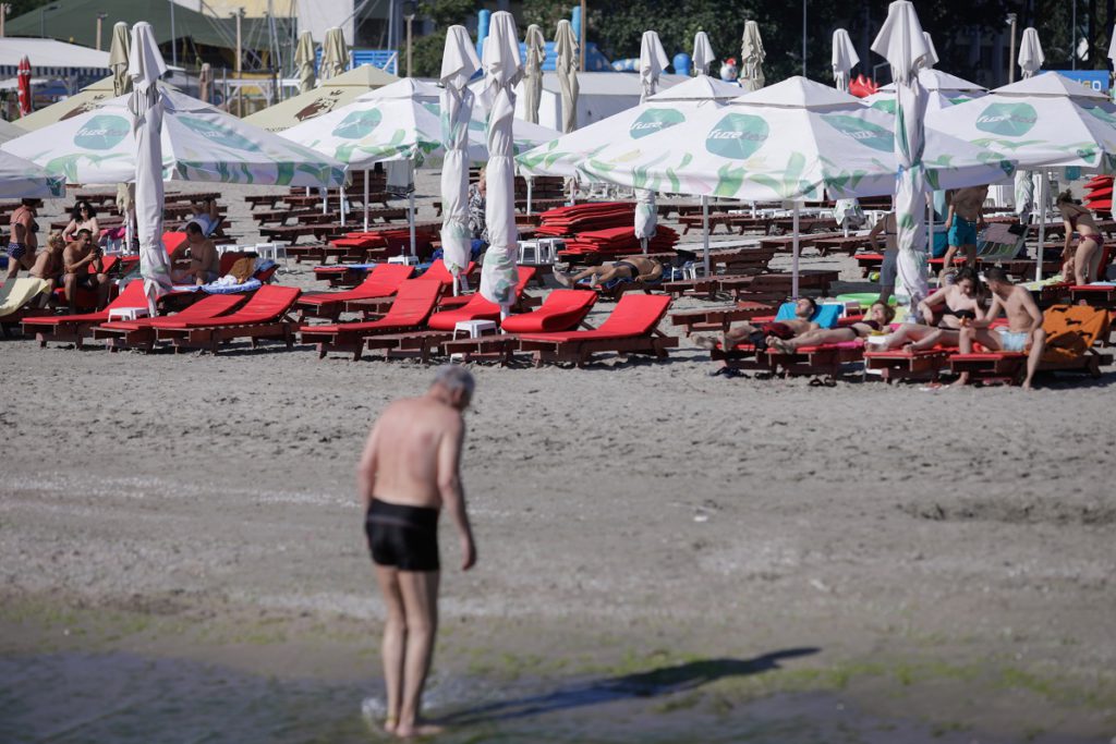 Cum poți să plătești 15 lei pe un șezlong, în Mamaia, în loc de 50 de lei. Detaliul mai puțin știut de români