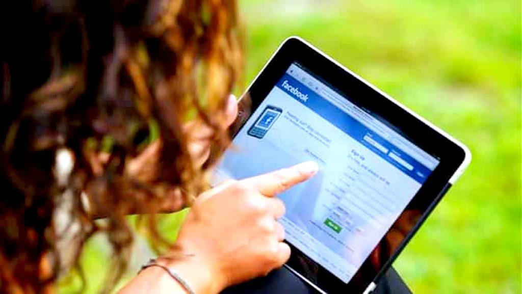 O tânără a fost condamnată la șase luni de închisoare pentru o glumă pe Facebook. Motivul banal care a atras această sancțiune dură