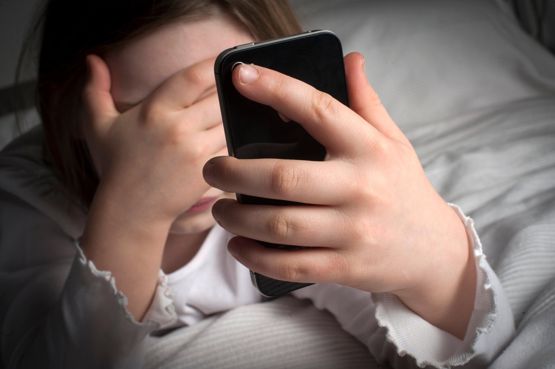 S-a votat legea împotriva violenței online în România. La ce pedepse se poate ajunge