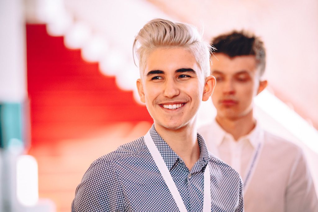 Cel mai tânăr milionar din lume este românul Sebastian Dobrincu. A plecat în America după ce a fost data afară de la liceu la noi în țară