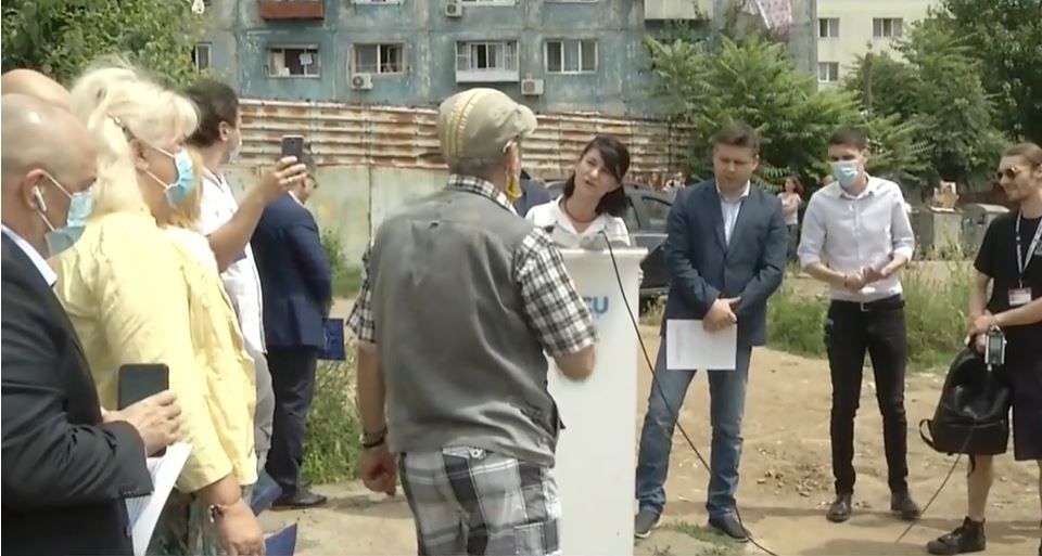 Scene șocante la conferința ministrului Muncii! Ce a putut să spună Violeta Alexandru, după ce un pensionar a amenințat că se sinucide