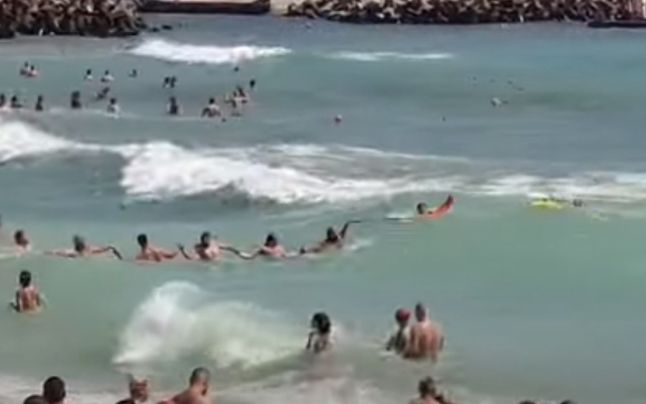 Momente unice la Eforie. Turiștii au format un lanț uman ca să-i salveze pe salvamarii care obosiseră