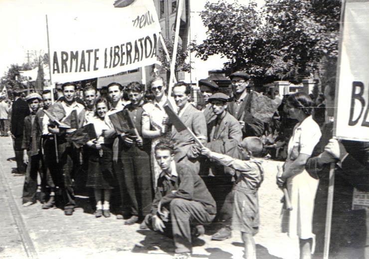 Armatele sovietice, întâmpinate de bucureșteni, la finele lui august 1944
