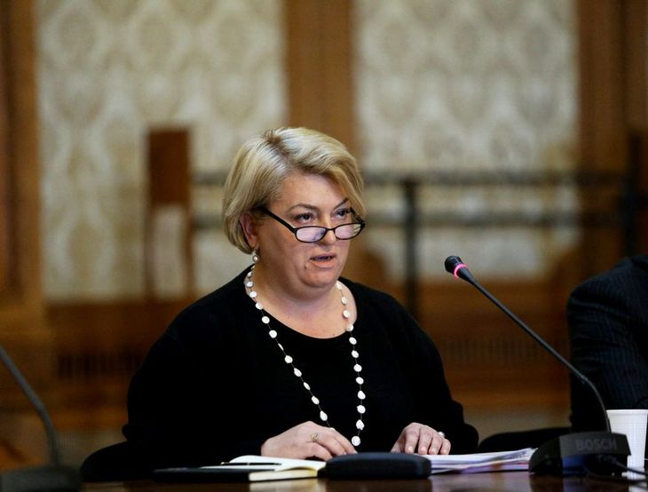 Care este salariul pe care îl încasează Doina Gradea, șefa TVR căreia angajații îi cer demisia. E peste Iohannis