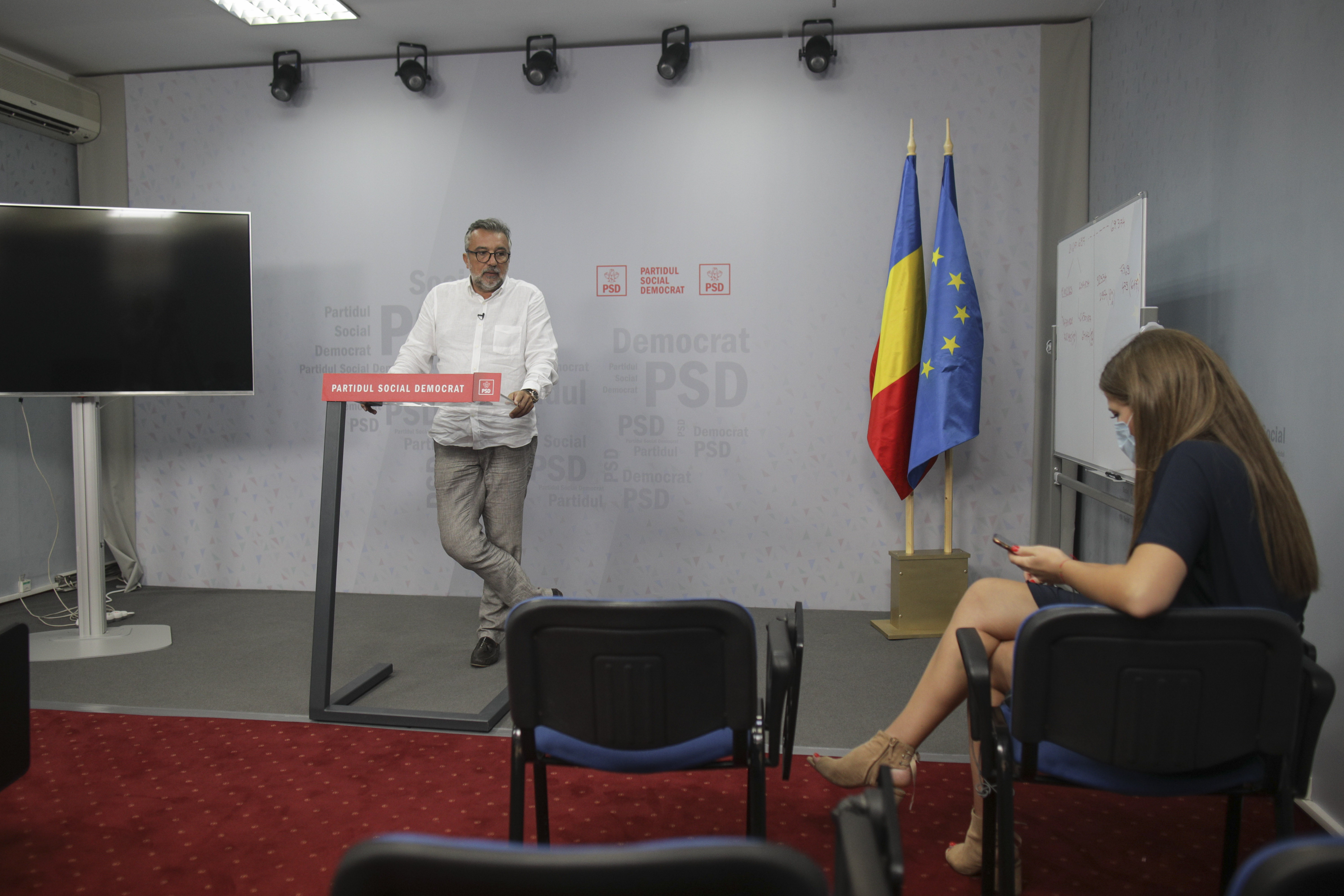 Purtătorul de cuvânt al PSD a rămas singur în sală cu o angajată de la Biroul de Presă PSD foto - Inquam