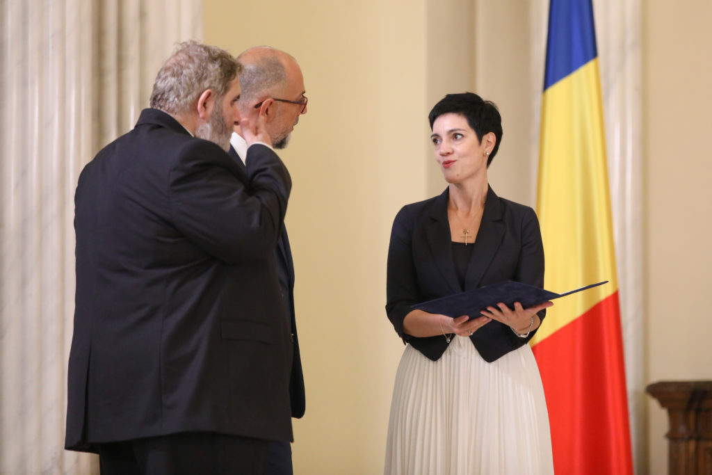 În ce scandaluri a fost implicată Delia Dinu, femeia de lângă Klaus Iohannis. A fost acuzată de lucruri paranormale