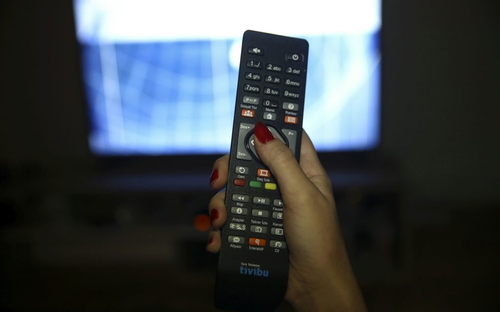 La ce s-au uitat românii la televizor în luna iulie. Două posturi TV, creșteri semnificative