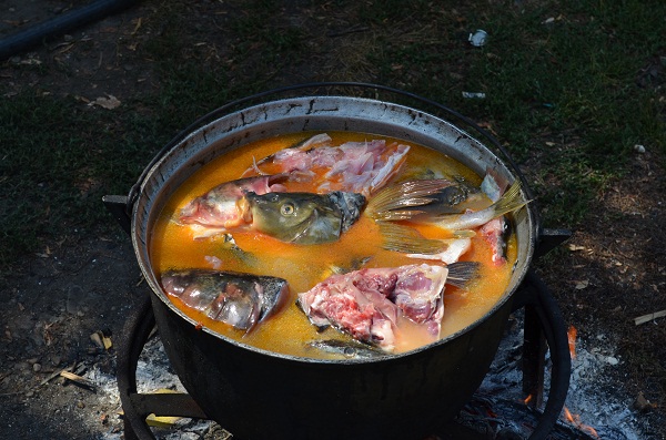 Rețetă ciorbă de pește ca la Brăila. Ingredientul care face diferența