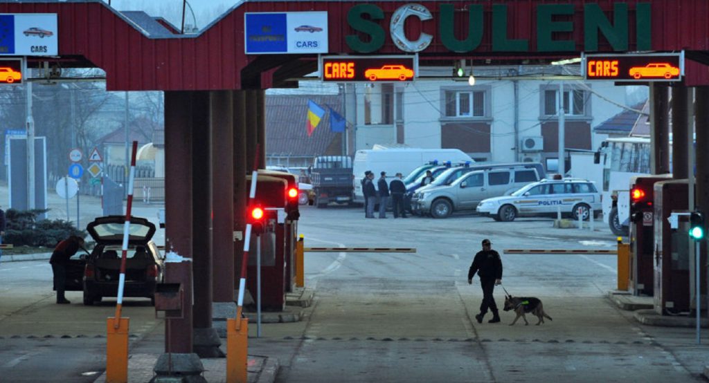 Ce au găsit polițiștii în rucsacul unei fetițe la granița cu Republica Moldova. Oamenii legii au crezut că nu văd bine