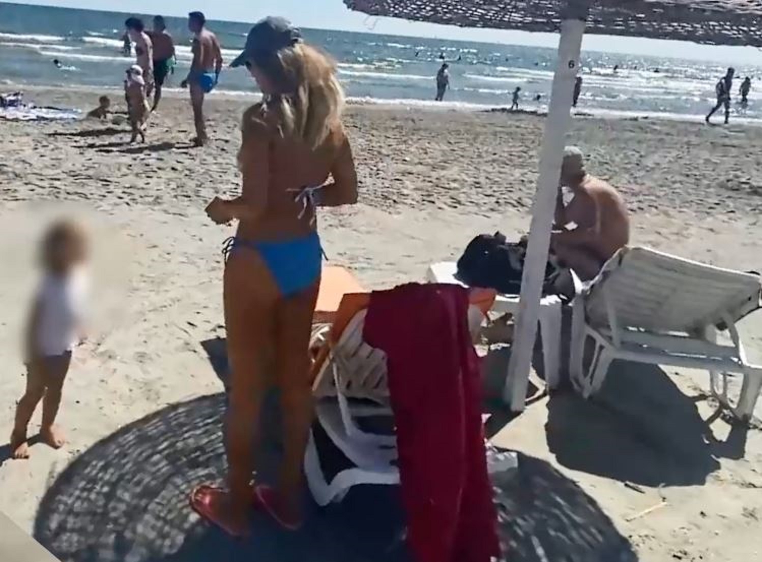 Anca Țurcașiu a făcut senzație la malul mării, în costum de baie