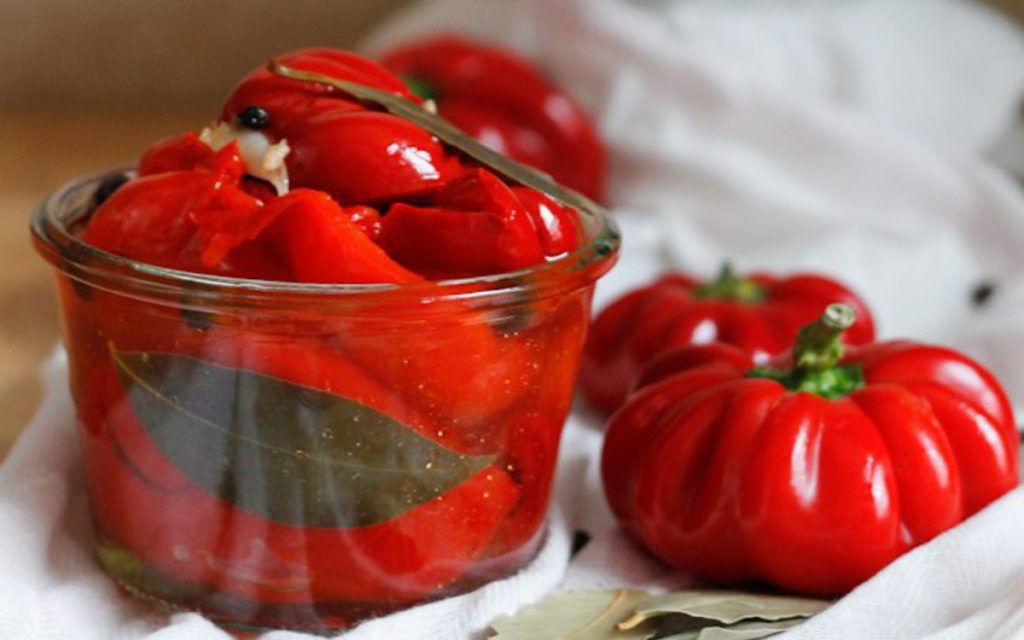 O rețetă de murături tot mai căutată. Cum pui gogoșarii în oțet, fără fierbere și fără conservant