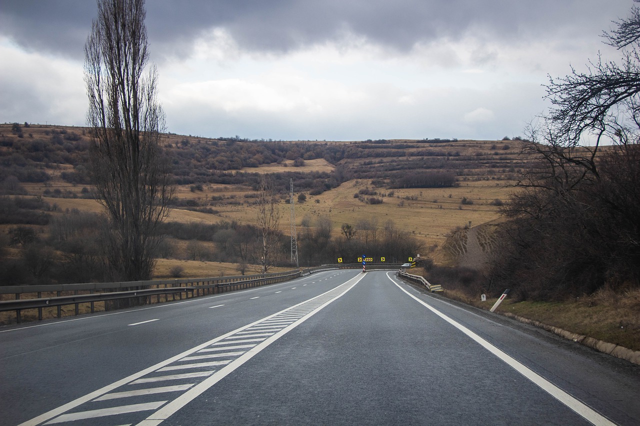 Mai multe drumuri din România sunt adevărate curse ale morții foto - Pixabay