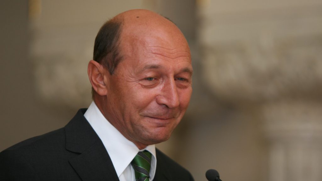 EXCLUSIV Cine este femeia pentru care Traian Băsescu a fugit de SPP-iști, sărind gardul pe la vecini. Nu e vorba de Elena Udrea, ci despre un alt nume celebru